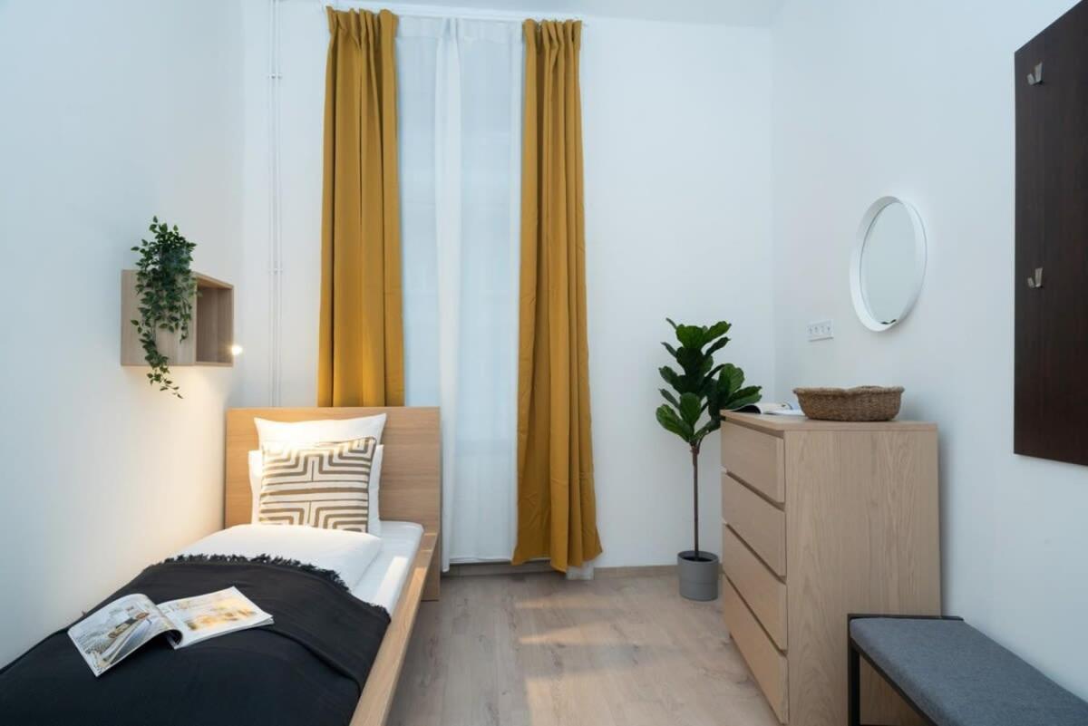 Relaxing Brand New Spot In The Lively Center Apartment *